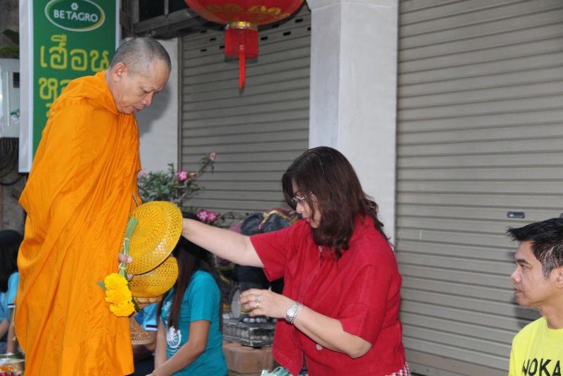 ภาพถ่าย ใช้ปุ่มลูกศร ซ้าย หรือ ขวา เลื่อนภาพถ่าย หรือปุ่มสามเหลี่ยมฉายภาพอัตโนมัติ  ถ้าต้องการบันทึกภาพ ใช้เมาส์คลิกขวาเลือกหัวข้อ  เป็นรูปภาพเป็น.. หรือ save as.. แสดงเต็มจอภาพ กุดปุ่ม F11 