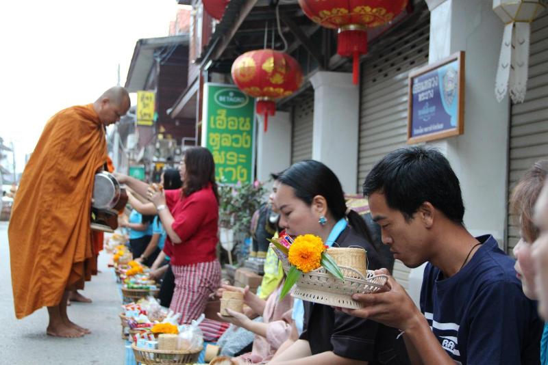 ภาพถ่าย ใช้ปุ่มลูกศร ซ้าย หรือ ขวา เลื่อนภาพถ่าย หรือปุ่มสามเหลี่ยมฉายภาพอัตโนมัติ  ถ้าต้องการบันทึกภาพ ใช้เมาส์คลิกขวาเลือกหัวข้อ  เป็นรูปภาพเป็น.. หรือ save as.. แสดงเต็มจอภาพ กุดปุ่ม F11 