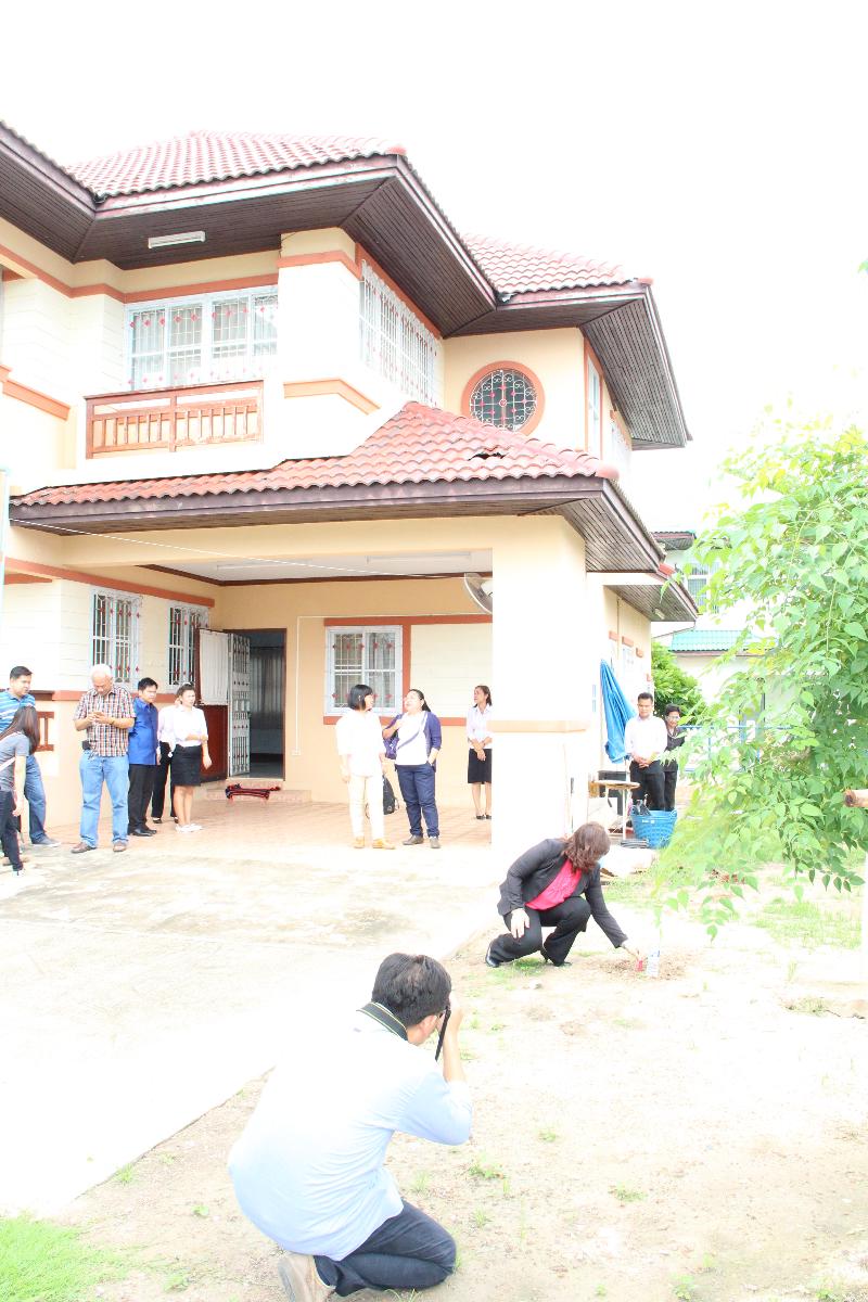 ภาพถ่าย ใช้ปุ่มลูกศร ซ้าย หรือ ขวา เลื่อนภาพถ่าย หรือปุ่มสามเหลี่ยมฉายภาพอัตโนมัติ  ถ้าต้องการบันทึกภาพ ใช้เมาส์คลิกขวาเลือกหัวข้อ  เป็นรูปภาพเป็น.. หรือ save as.. แสดงเต็มจอภาพ กุดปุ่ม F11 