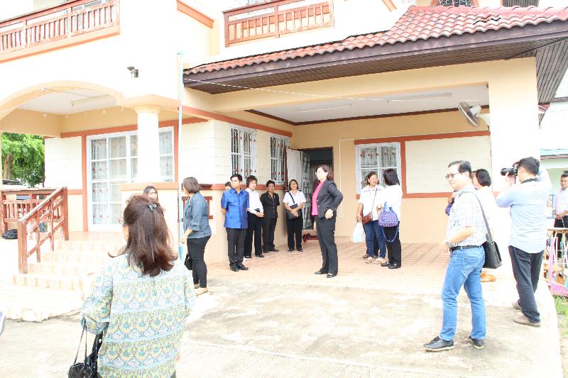 ภาพถ่าย ใช้ปุ่มลูกศร ซ้าย หรือ ขวา เลื่อนภาพถ่าย หรือปุ่มสามเหลี่ยมฉายภาพอัตโนมัติ  ถ้าต้องการบันทึกภาพ ใช้เมาส์คลิกขวาเลือกหัวข้อ  เป็นรูปภาพเป็น.. หรือ save as.. แสดงเต็มจอภาพ กุดปุ่ม F11 