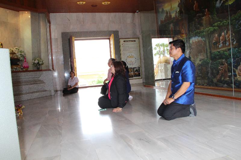 ภาพถ่าย ใช้ปุ่มลูกศร ซ้าย หรือ ขวา เลื่อนภาพถ่าย หรือปุ่มสามเหลี่ยมฉายภาพอัตโนมัติ  ถ้าต้องการบันทึกภาพ ใช้เมาส์คลิกขวาเลือกหัวข้อ  เป็นรูปภาพเป็น.. หรือ save as.. แสดงเต็มจอภาพ กุดปุ่ม F11 