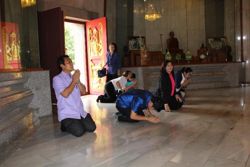 ภาพถ่าย ใช้ปุ่มลูกศร ซ้าย หรือ ขวา เลื่อนภาพถ่าย หรือปุ่มสามเหลี่ยมฉายภาพอัตโนมัติ  ถ้าต้องการบันทึกภาพ ใช้เมาส์คลิกขวาเลือกหัวข้อ  เป็นรูปภาพเป็น.. หรือ save as.. แสดงเต็มจอภาพ กุดปุ่ม F11 