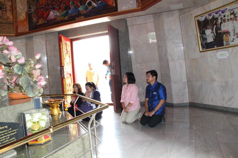 ภาพถ่าย ใช้ปุ่มลูกศร ซ้าย หรือ ขวา เลื่อนภาพถ่าย หรือปุ่มสามเหลี่ยมฉายภาพอัตโนมัติ  ถ้าต้องการบันทึกภาพ ใช้เมาส์คลิกขวาเลือกหัวข้อ  เป็นรูปภาพเป็น.. หรือ save as.. แสดงเต็มจอภาพ กุดปุ่ม F11 