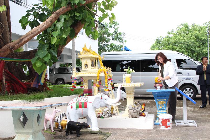 ภาพถ่าย ใช้ปุ่มลูกศร ซ้าย หรือ ขวา เลื่อนภาพถ่าย หรือปุ่มสามเหลี่ยมฉายภาพอัตโนมัติ  ถ้าต้องการบันทึกภาพ ใช้เมาส์คลิกขวาเลือกหัวข้อ  เป็นรูปภาพเป็น.. หรือ save as.. แสดงเต็มจอภาพ กุดปุ่ม F11 