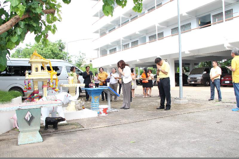 ภาพถ่าย ใช้ปุ่มลูกศร ซ้าย หรือ ขวา เลื่อนภาพถ่าย หรือปุ่มสามเหลี่ยมฉายภาพอัตโนมัติ  ถ้าต้องการบันทึกภาพ ใช้เมาส์คลิกขวาเลือกหัวข้อ  เป็นรูปภาพเป็น.. หรือ save as.. แสดงเต็มจอภาพ กุดปุ่ม F11 