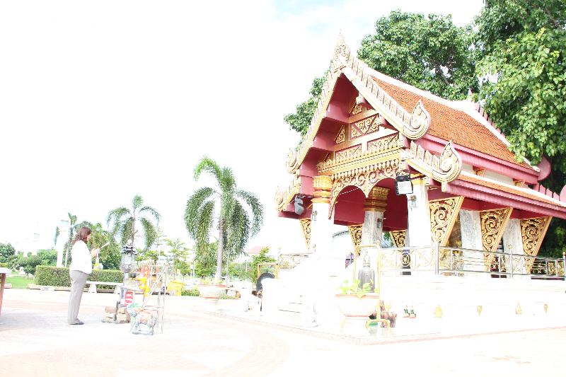 ภาพถ่าย ใช้ปุ่มลูกศร ซ้าย หรือ ขวา เลื่อนภาพถ่าย หรือปุ่มสามเหลี่ยมฉายภาพอัตโนมัติ  ถ้าต้องการบันทึกภาพ ใช้เมาส์คลิกขวาเลือกหัวข้อ  เป็นรูปภาพเป็น.. หรือ save as.. แสดงเต็มจอภาพ กุดปุ่ม F11 