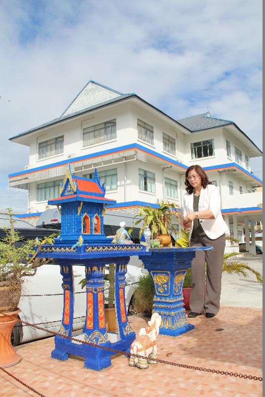 ภาพถ่าย ใช้ปุ่มลูกศร ซ้าย หรือ ขวา เลื่อนภาพถ่าย หรือปุ่มสามเหลี่ยมฉายภาพอัตโนมัติ  ถ้าต้องการบันทึกภาพ ใช้เมาส์คลิกขวาเลือกหัวข้อ  เป็นรูปภาพเป็น.. หรือ save as.. แสดงเต็มจอภาพ กุดปุ่ม F11 