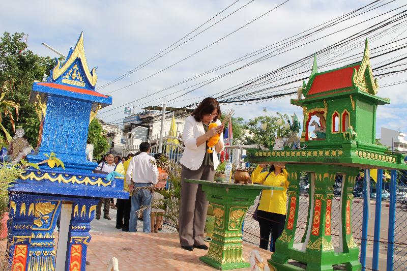 ภาพถ่าย ใช้ปุ่มลูกศร ซ้าย หรือ ขวา เลื่อนภาพถ่าย หรือปุ่มสามเหลี่ยมฉายภาพอัตโนมัติ  ถ้าต้องการบันทึกภาพ ใช้เมาส์คลิกขวาเลือกหัวข้อ  เป็นรูปภาพเป็น.. หรือ save as.. แสดงเต็มจอภาพ กุดปุ่ม F11 