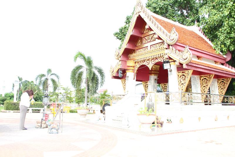 ภาพถ่าย ใช้ปุ่มลูกศร ซ้าย หรือ ขวา เลื่อนภาพถ่าย หรือปุ่มสามเหลี่ยมฉายภาพอัตโนมัติ  ถ้าต้องการบันทึกภาพ ใช้เมาส์คลิกขวาเลือกหัวข้อ  เป็นรูปภาพเป็น.. หรือ save as.. แสดงเต็มจอภาพ กุดปุ่ม F11 