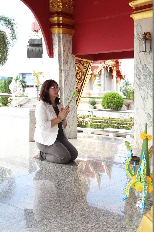 ภาพถ่าย ใช้ปุ่มลูกศร ซ้าย หรือ ขวา เลื่อนภาพถ่าย หรือปุ่มสามเหลี่ยมฉายภาพอัตโนมัติ  ถ้าต้องการบันทึกภาพ ใช้เมาส์คลิกขวาเลือกหัวข้อ  เป็นรูปภาพเป็น.. หรือ save as.. แสดงเต็มจอภาพ กุดปุ่ม F11 