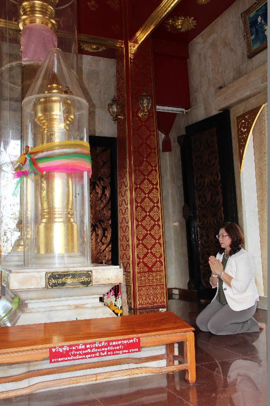 ภาพถ่าย ใช้ปุ่มลูกศร ซ้าย หรือ ขวา เลื่อนภาพถ่าย หรือปุ่มสามเหลี่ยมฉายภาพอัตโนมัติ  ถ้าต้องการบันทึกภาพ ใช้เมาส์คลิกขวาเลือกหัวข้อ  เป็นรูปภาพเป็น.. หรือ save as.. แสดงเต็มจอภาพ กุดปุ่ม F11 