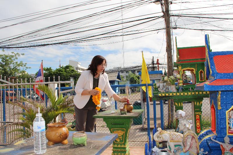 ภาพถ่าย ใช้ปุ่มลูกศร ซ้าย หรือ ขวา เลื่อนภาพถ่าย หรือปุ่มสามเหลี่ยมฉายภาพอัตโนมัติ  ถ้าต้องการบันทึกภาพ ใช้เมาส์คลิกขวาเลือกหัวข้อ  เป็นรูปภาพเป็น.. หรือ save as.. แสดงเต็มจอภาพ กุดปุ่ม F11 