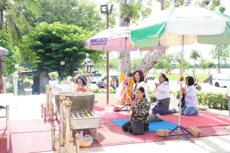 ภาพถ่าย ใช้ปุ่มลูกศร ซ้าย หรือ ขวา เลื่อนภาพถ่าย หรือปุ่มสามเหลี่ยมฉายภาพอัตโนมัติ  ถ้าต้องการบันทึกภาพ ใช้เมาส์คลิกขวาเลือกหัวข้อ  เป็นรูปภาพเป็น.. หรือ save as.. แสดงเต็มจอภาพ กุดปุ่ม F11 