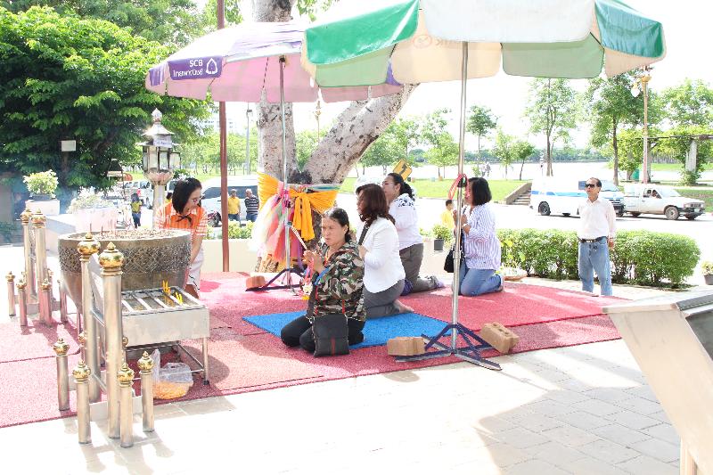 ภาพถ่าย ใช้ปุ่มลูกศร ซ้าย หรือ ขวา เลื่อนภาพถ่าย หรือปุ่มสามเหลี่ยมฉายภาพอัตโนมัติ  ถ้าต้องการบันทึกภาพ ใช้เมาส์คลิกขวาเลือกหัวข้อ  เป็นรูปภาพเป็น.. หรือ save as.. แสดงเต็มจอภาพ กุดปุ่ม F11 