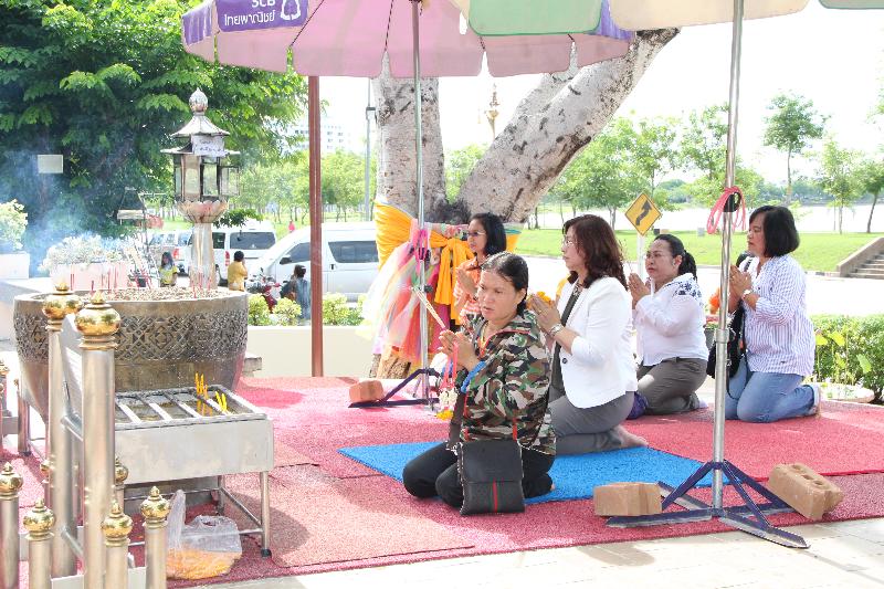 ภาพถ่าย ใช้ปุ่มลูกศร ซ้าย หรือ ขวา เลื่อนภาพถ่าย หรือปุ่มสามเหลี่ยมฉายภาพอัตโนมัติ  ถ้าต้องการบันทึกภาพ ใช้เมาส์คลิกขวาเลือกหัวข้อ  เป็นรูปภาพเป็น.. หรือ save as.. แสดงเต็มจอภาพ กุดปุ่ม F11 