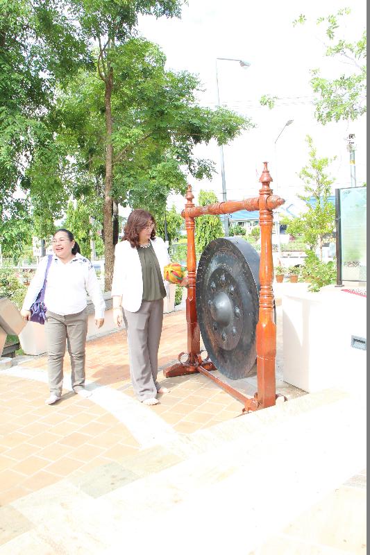 ภาพถ่าย ใช้ปุ่มลูกศร ซ้าย หรือ ขวา เลื่อนภาพถ่าย หรือปุ่มสามเหลี่ยมฉายภาพอัตโนมัติ  ถ้าต้องการบันทึกภาพ ใช้เมาส์คลิกขวาเลือกหัวข้อ  เป็นรูปภาพเป็น.. หรือ save as.. แสดงเต็มจอภาพ กุดปุ่ม F11 