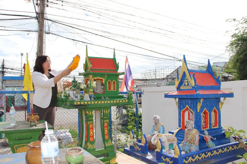 ภาพถ่าย ใช้ปุ่มลูกศร ซ้าย หรือ ขวา เลื่อนภาพถ่าย หรือปุ่มสามเหลี่ยมฉายภาพอัตโนมัติ  ถ้าต้องการบันทึกภาพ ใช้เมาส์คลิกขวาเลือกหัวข้อ  เป็นรูปภาพเป็น.. หรือ save as.. แสดงเต็มจอภาพ กุดปุ่ม F11 