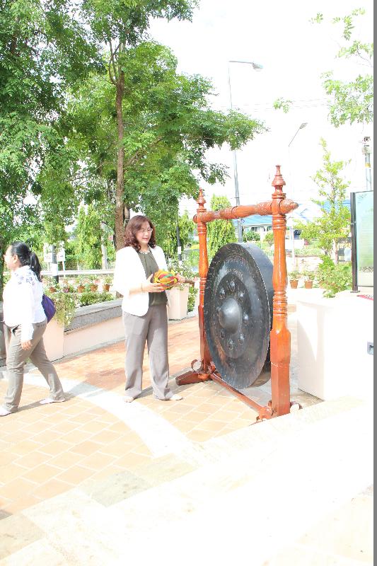 ภาพถ่าย ใช้ปุ่มลูกศร ซ้าย หรือ ขวา เลื่อนภาพถ่าย หรือปุ่มสามเหลี่ยมฉายภาพอัตโนมัติ  ถ้าต้องการบันทึกภาพ ใช้เมาส์คลิกขวาเลือกหัวข้อ  เป็นรูปภาพเป็น.. หรือ save as.. แสดงเต็มจอภาพ กุดปุ่ม F11 