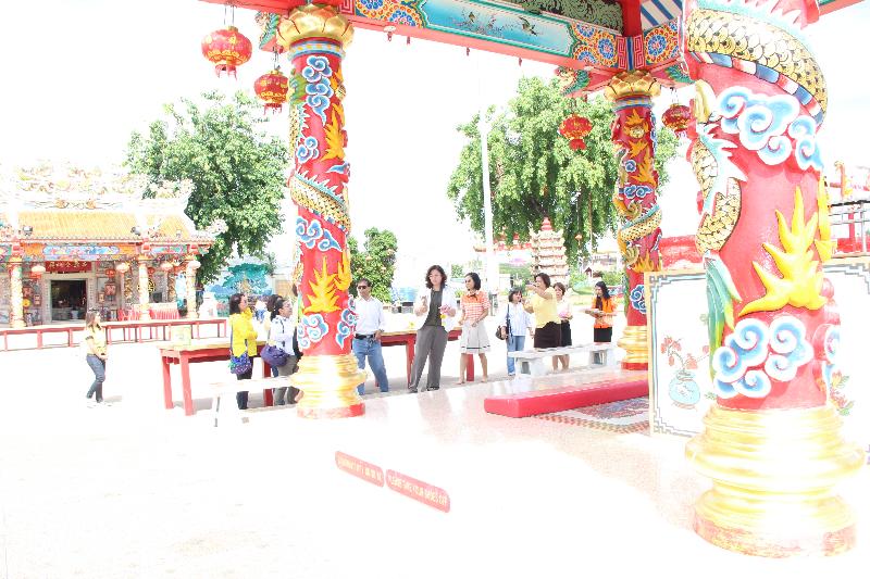 ภาพถ่าย ใช้ปุ่มลูกศร ซ้าย หรือ ขวา เลื่อนภาพถ่าย หรือปุ่มสามเหลี่ยมฉายภาพอัตโนมัติ  ถ้าต้องการบันทึกภาพ ใช้เมาส์คลิกขวาเลือกหัวข้อ  เป็นรูปภาพเป็น.. หรือ save as.. แสดงเต็มจอภาพ กุดปุ่ม F11 