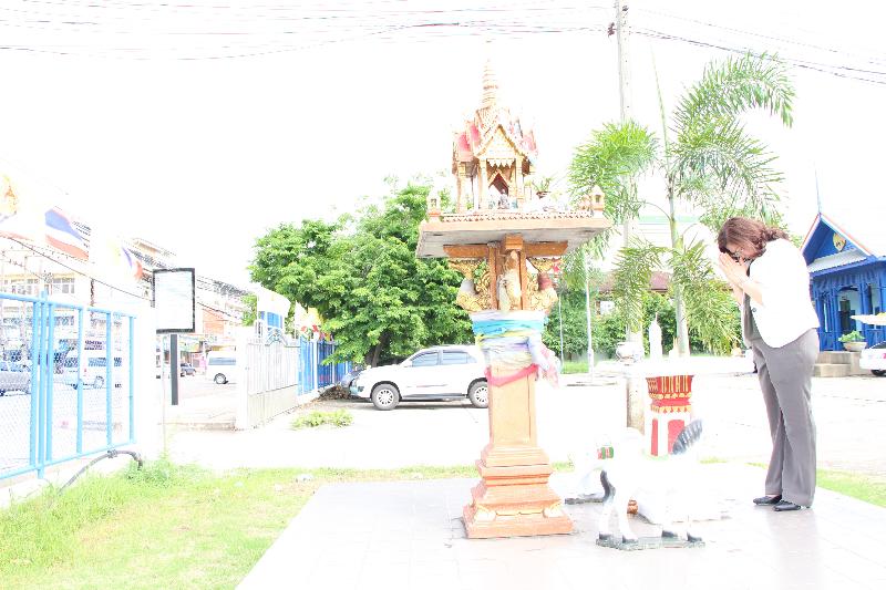 ภาพถ่าย ใช้ปุ่มลูกศร ซ้าย หรือ ขวา เลื่อนภาพถ่าย หรือปุ่มสามเหลี่ยมฉายภาพอัตโนมัติ  ถ้าต้องการบันทึกภาพ ใช้เมาส์คลิกขวาเลือกหัวข้อ  เป็นรูปภาพเป็น.. หรือ save as.. แสดงเต็มจอภาพ กุดปุ่ม F11 