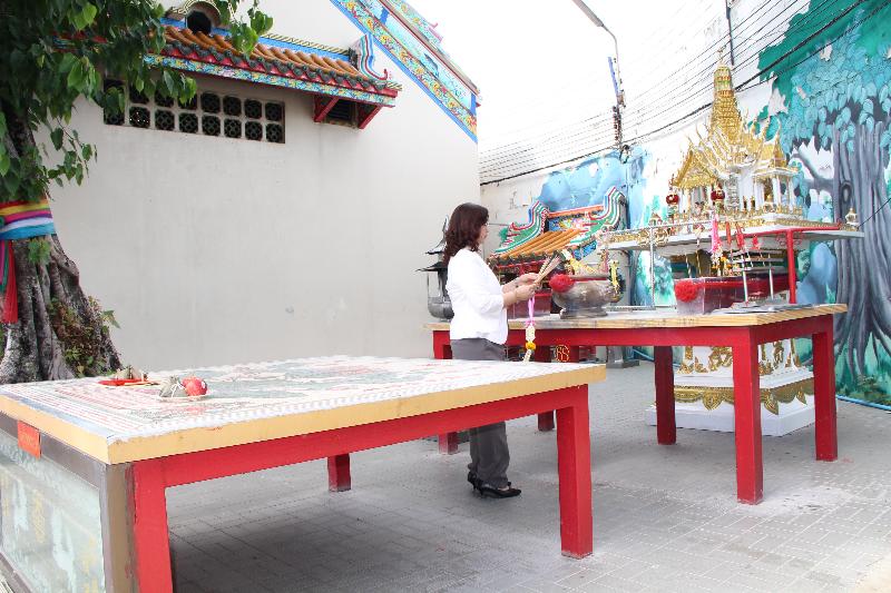 ภาพถ่าย ใช้ปุ่มลูกศร ซ้าย หรือ ขวา เลื่อนภาพถ่าย หรือปุ่มสามเหลี่ยมฉายภาพอัตโนมัติ  ถ้าต้องการบันทึกภาพ ใช้เมาส์คลิกขวาเลือกหัวข้อ  เป็นรูปภาพเป็น.. หรือ save as.. แสดงเต็มจอภาพ กุดปุ่ม F11 