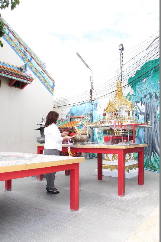 ภาพถ่าย ใช้ปุ่มลูกศร ซ้าย หรือ ขวา เลื่อนภาพถ่าย หรือปุ่มสามเหลี่ยมฉายภาพอัตโนมัติ  ถ้าต้องการบันทึกภาพ ใช้เมาส์คลิกขวาเลือกหัวข้อ  เป็นรูปภาพเป็น.. หรือ save as.. แสดงเต็มจอภาพ กุดปุ่ม F11 