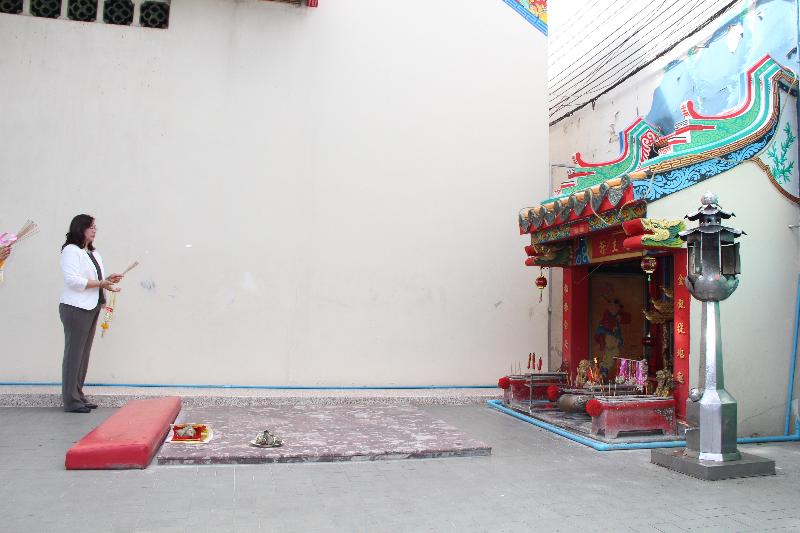 ภาพถ่าย ใช้ปุ่มลูกศร ซ้าย หรือ ขวา เลื่อนภาพถ่าย หรือปุ่มสามเหลี่ยมฉายภาพอัตโนมัติ  ถ้าต้องการบันทึกภาพ ใช้เมาส์คลิกขวาเลือกหัวข้อ  เป็นรูปภาพเป็น.. หรือ save as.. แสดงเต็มจอภาพ กุดปุ่ม F11 