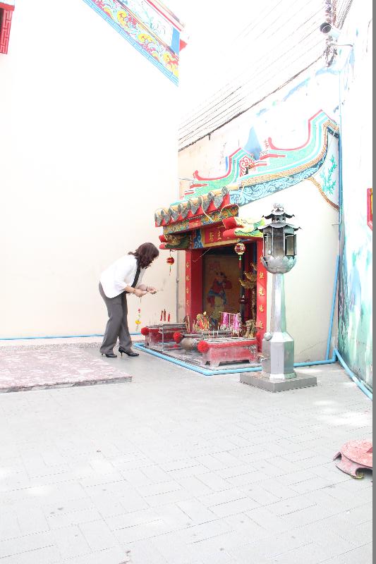 ภาพถ่าย ใช้ปุ่มลูกศร ซ้าย หรือ ขวา เลื่อนภาพถ่าย หรือปุ่มสามเหลี่ยมฉายภาพอัตโนมัติ  ถ้าต้องการบันทึกภาพ ใช้เมาส์คลิกขวาเลือกหัวข้อ  เป็นรูปภาพเป็น.. หรือ save as.. แสดงเต็มจอภาพ กุดปุ่ม F11 