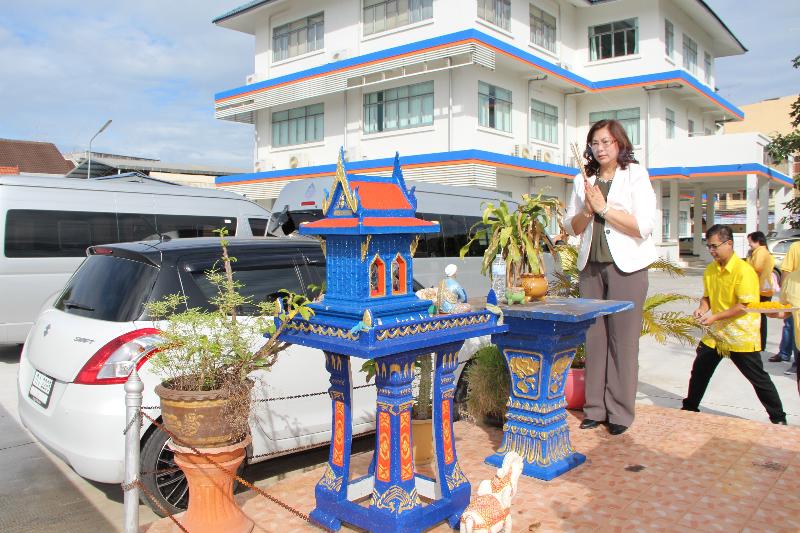 ภาพถ่าย ใช้ปุ่มลูกศร ซ้าย หรือ ขวา เลื่อนภาพถ่าย หรือปุ่มสามเหลี่ยมฉายภาพอัตโนมัติ  ถ้าต้องการบันทึกภาพ ใช้เมาส์คลิกขวาเลือกหัวข้อ  เป็นรูปภาพเป็น.. หรือ save as.. แสดงเต็มจอภาพ กุดปุ่ม F11 