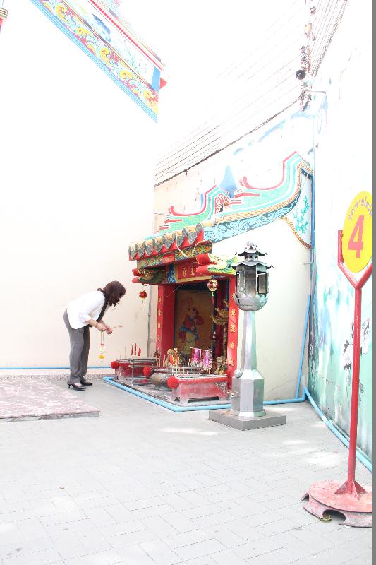 ภาพถ่าย ใช้ปุ่มลูกศร ซ้าย หรือ ขวา เลื่อนภาพถ่าย หรือปุ่มสามเหลี่ยมฉายภาพอัตโนมัติ  ถ้าต้องการบันทึกภาพ ใช้เมาส์คลิกขวาเลือกหัวข้อ  เป็นรูปภาพเป็น.. หรือ save as.. แสดงเต็มจอภาพ กุดปุ่ม F11 