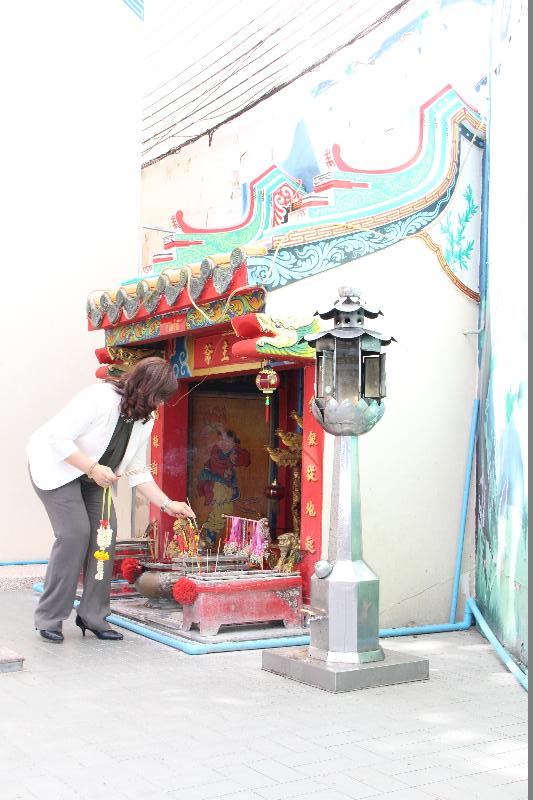 ภาพถ่าย ใช้ปุ่มลูกศร ซ้าย หรือ ขวา เลื่อนภาพถ่าย หรือปุ่มสามเหลี่ยมฉายภาพอัตโนมัติ  ถ้าต้องการบันทึกภาพ ใช้เมาส์คลิกขวาเลือกหัวข้อ  เป็นรูปภาพเป็น.. หรือ save as.. แสดงเต็มจอภาพ กุดปุ่ม F11 