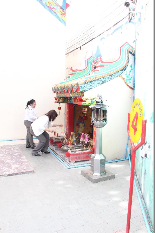 ภาพถ่าย ใช้ปุ่มลูกศร ซ้าย หรือ ขวา เลื่อนภาพถ่าย หรือปุ่มสามเหลี่ยมฉายภาพอัตโนมัติ  ถ้าต้องการบันทึกภาพ ใช้เมาส์คลิกขวาเลือกหัวข้อ  เป็นรูปภาพเป็น.. หรือ save as.. แสดงเต็มจอภาพ กุดปุ่ม F11 