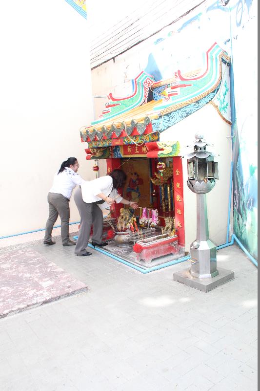 ภาพถ่าย ใช้ปุ่มลูกศร ซ้าย หรือ ขวา เลื่อนภาพถ่าย หรือปุ่มสามเหลี่ยมฉายภาพอัตโนมัติ  ถ้าต้องการบันทึกภาพ ใช้เมาส์คลิกขวาเลือกหัวข้อ  เป็นรูปภาพเป็น.. หรือ save as.. แสดงเต็มจอภาพ กุดปุ่ม F11 