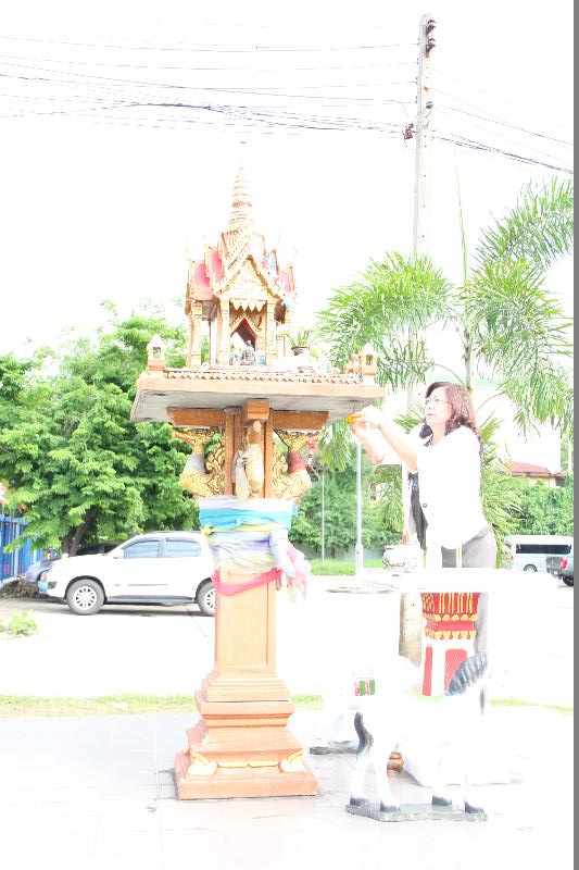 ภาพถ่าย ใช้ปุ่มลูกศร ซ้าย หรือ ขวา เลื่อนภาพถ่าย หรือปุ่มสามเหลี่ยมฉายภาพอัตโนมัติ  ถ้าต้องการบันทึกภาพ ใช้เมาส์คลิกขวาเลือกหัวข้อ  เป็นรูปภาพเป็น.. หรือ save as.. แสดงเต็มจอภาพ กุดปุ่ม F11 