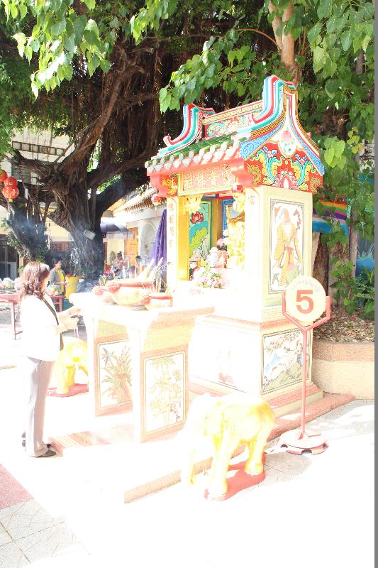 ภาพถ่าย ใช้ปุ่มลูกศร ซ้าย หรือ ขวา เลื่อนภาพถ่าย หรือปุ่มสามเหลี่ยมฉายภาพอัตโนมัติ  ถ้าต้องการบันทึกภาพ ใช้เมาส์คลิกขวาเลือกหัวข้อ  เป็นรูปภาพเป็น.. หรือ save as.. แสดงเต็มจอภาพ กุดปุ่ม F11 