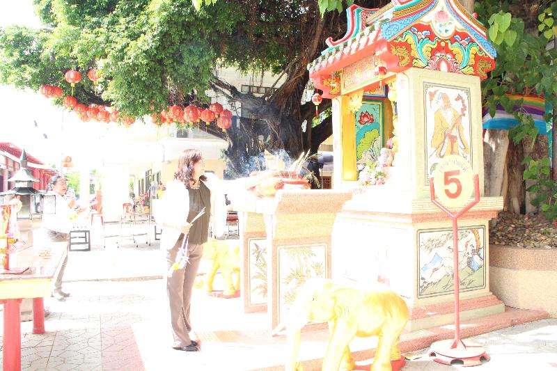 ภาพถ่าย ใช้ปุ่มลูกศร ซ้าย หรือ ขวา เลื่อนภาพถ่าย หรือปุ่มสามเหลี่ยมฉายภาพอัตโนมัติ  ถ้าต้องการบันทึกภาพ ใช้เมาส์คลิกขวาเลือกหัวข้อ  เป็นรูปภาพเป็น.. หรือ save as.. แสดงเต็มจอภาพ กุดปุ่ม F11 