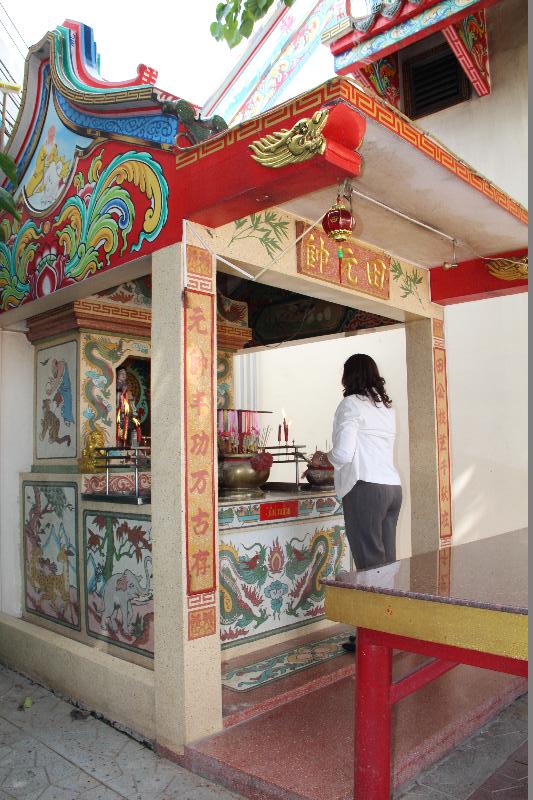 ภาพถ่าย ใช้ปุ่มลูกศร ซ้าย หรือ ขวา เลื่อนภาพถ่าย หรือปุ่มสามเหลี่ยมฉายภาพอัตโนมัติ  ถ้าต้องการบันทึกภาพ ใช้เมาส์คลิกขวาเลือกหัวข้อ  เป็นรูปภาพเป็น.. หรือ save as.. แสดงเต็มจอภาพ กุดปุ่ม F11 