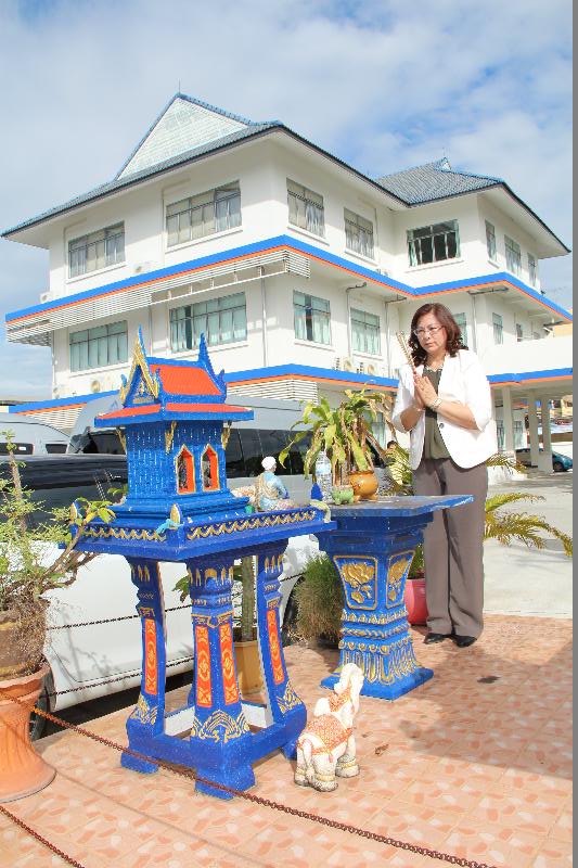 ภาพถ่าย ใช้ปุ่มลูกศร ซ้าย หรือ ขวา เลื่อนภาพถ่าย หรือปุ่มสามเหลี่ยมฉายภาพอัตโนมัติ  ถ้าต้องการบันทึกภาพ ใช้เมาส์คลิกขวาเลือกหัวข้อ  เป็นรูปภาพเป็น.. หรือ save as.. แสดงเต็มจอภาพ กุดปุ่ม F11 