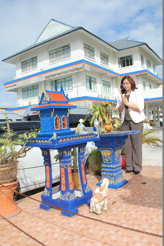 ภาพถ่าย ใช้ปุ่มลูกศร ซ้าย หรือ ขวา เลื่อนภาพถ่าย หรือปุ่มสามเหลี่ยมฉายภาพอัตโนมัติ  ถ้าต้องการบันทึกภาพ ใช้เมาส์คลิกขวาเลือกหัวข้อ  เป็นรูปภาพเป็น.. หรือ save as.. แสดงเต็มจอภาพ กุดปุ่ม F11 