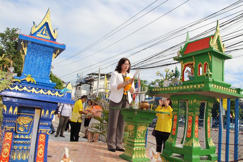 ภาพถ่าย ใช้ปุ่มลูกศร ซ้าย หรือ ขวา เลื่อนภาพถ่าย หรือปุ่มสามเหลี่ยมฉายภาพอัตโนมัติ  ถ้าต้องการบันทึกภาพ ใช้เมาส์คลิกขวาเลือกหัวข้อ  เป็นรูปภาพเป็น.. หรือ save as.. แสดงเต็มจอภาพ กุดปุ่ม F11 