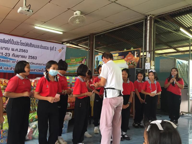 ภาพถ่าย ใช้ปุ่มลูกศร ซ้าย หรือ ขวา เลื่อนภาพถ่าย หรือปุ่มสามเหลี่ยมฉายภาพอัตโนมัติ  ถ้าต้องการบันทึกภาพ ใช้เมาส์คลิกขวาเลือกหัวข้อ  เป็นรูปภาพเป็น.. หรือ save as.. แสดงเต็มจอภาพ กุดปุ่ม F11 