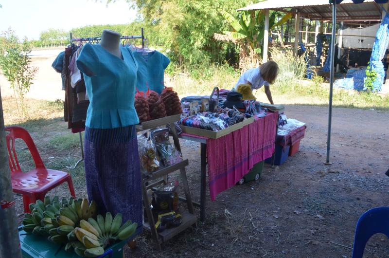 ภาพถ่าย ใช้ปุ่มลูกศร ซ้าย หรือ ขวา เลื่อนภาพถ่าย หรือปุ่มสามเหลี่ยมฉายภาพอัตโนมัติ  ถ้าต้องการบันทึกภาพ ใช้เมาส์คลิกขวาเลือกหัวข้อ  เป็นรูปภาพเป็น.. หรือ save as.. แสดงเต็มจอภาพ กุดปุ่ม F11 