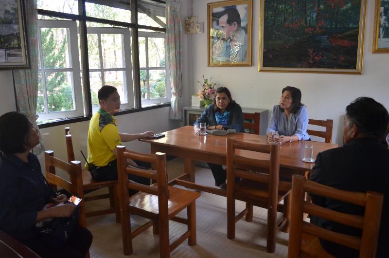 ภาพถ่าย ใช้ปุ่มลูกศร ซ้าย หรือ ขวา เลื่อนภาพถ่าย หรือปุ่มสามเหลี่ยมฉายภาพอัตโนมัติ  ถ้าต้องการบันทึกภาพ ใช้เมาส์คลิกขวาเลือกหัวข้อ  เป็นรูปภาพเป็น.. หรือ save as.. แสดงเต็มจอภาพ กุดปุ่ม F11 