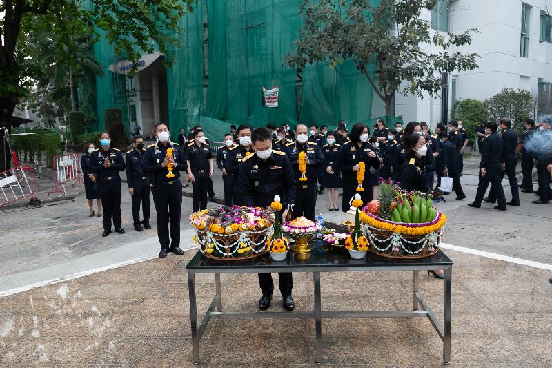 ภาพถ่าย ใช้ปุ่มลูกศร ซ้าย หรือ ขวา เลื่อนภาพถ่าย หรือปุ่มสามเหลี่ยมฉายภาพอัตโนมัติ  ถ้าต้องการบันทึกภาพ ใช้เมาส์คลิกขวาเลือกหัวข้อ  เป็นรูปภาพเป็น.. หรือ save as.. แสดงเต็มจอภาพ กุดปุ่ม F11 