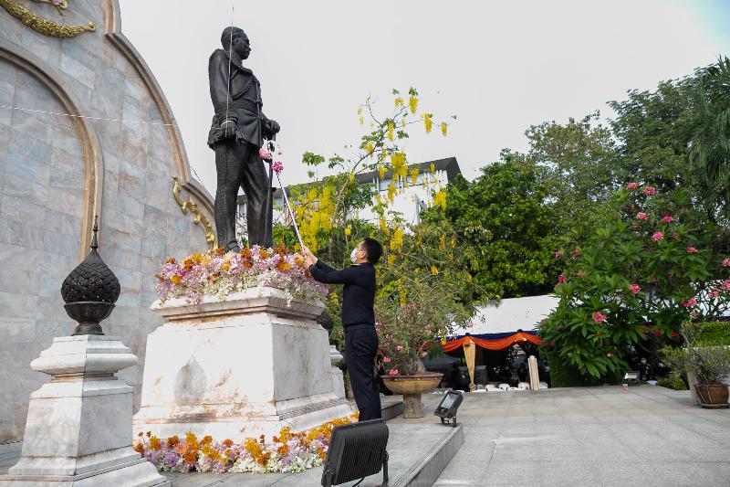 ภาพถ่าย ใช้ปุ่มลูกศร ซ้าย หรือ ขวา เลื่อนภาพถ่าย หรือปุ่มสามเหลี่ยมฉายภาพอัตโนมัติ  ถ้าต้องการบันทึกภาพ ใช้เมาส์คลิกขวาเลือกหัวข้อ  เป็นรูปภาพเป็น.. หรือ save as.. แสดงเต็มจอภาพ กุดปุ่ม F11 