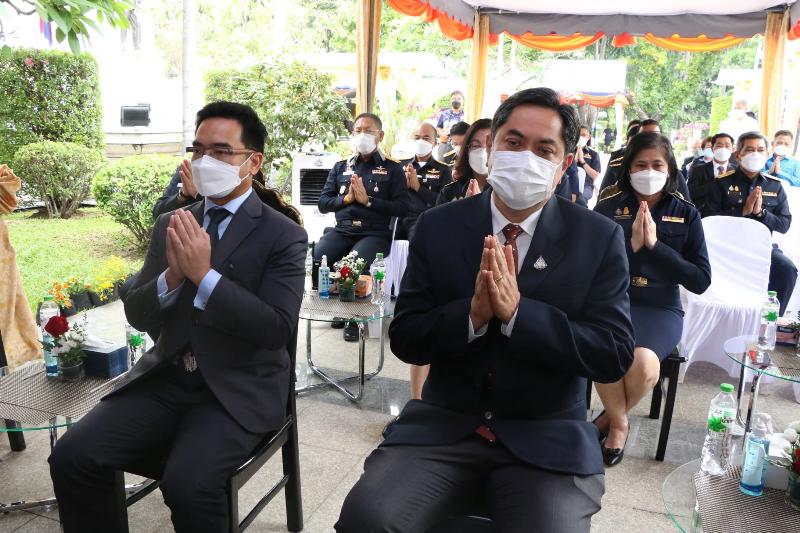 ภาพถ่าย ใช้ปุ่มลูกศร ซ้าย หรือ ขวา เลื่อนภาพถ่าย หรือปุ่มสามเหลี่ยมฉายภาพอัตโนมัติ  ถ้าต้องการบันทึกภาพ ใช้เมาส์คลิกขวาเลือกหัวข้อ  เป็นรูปภาพเป็น.. หรือ save as.. แสดงเต็มจอภาพ กุดปุ่ม F11 