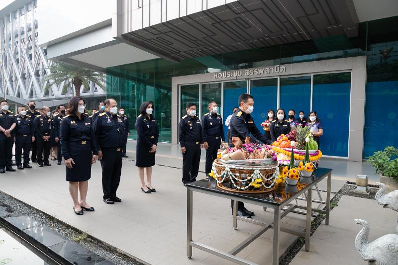 ภาพถ่าย ใช้ปุ่มลูกศร ซ้าย หรือ ขวา เลื่อนภาพถ่าย หรือปุ่มสามเหลี่ยมฉายภาพอัตโนมัติ  ถ้าต้องการบันทึกภาพ ใช้เมาส์คลิกขวาเลือกหัวข้อ  เป็นรูปภาพเป็น.. หรือ save as.. แสดงเต็มจอภาพ กุดปุ่ม F11 