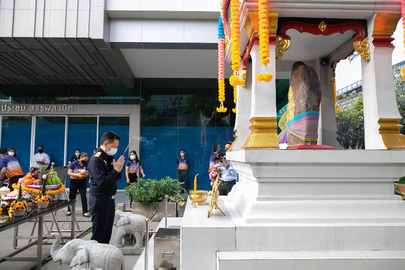 ภาพถ่าย ใช้ปุ่มลูกศร ซ้าย หรือ ขวา เลื่อนภาพถ่าย หรือปุ่มสามเหลี่ยมฉายภาพอัตโนมัติ  ถ้าต้องการบันทึกภาพ ใช้เมาส์คลิกขวาเลือกหัวข้อ  เป็นรูปภาพเป็น.. หรือ save as.. แสดงเต็มจอภาพ กุดปุ่ม F11 